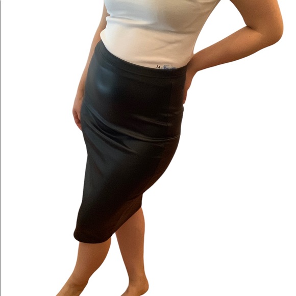 Black ‘Pleather’ Body Hugging Pencil Skirt - Picture 5 of 7